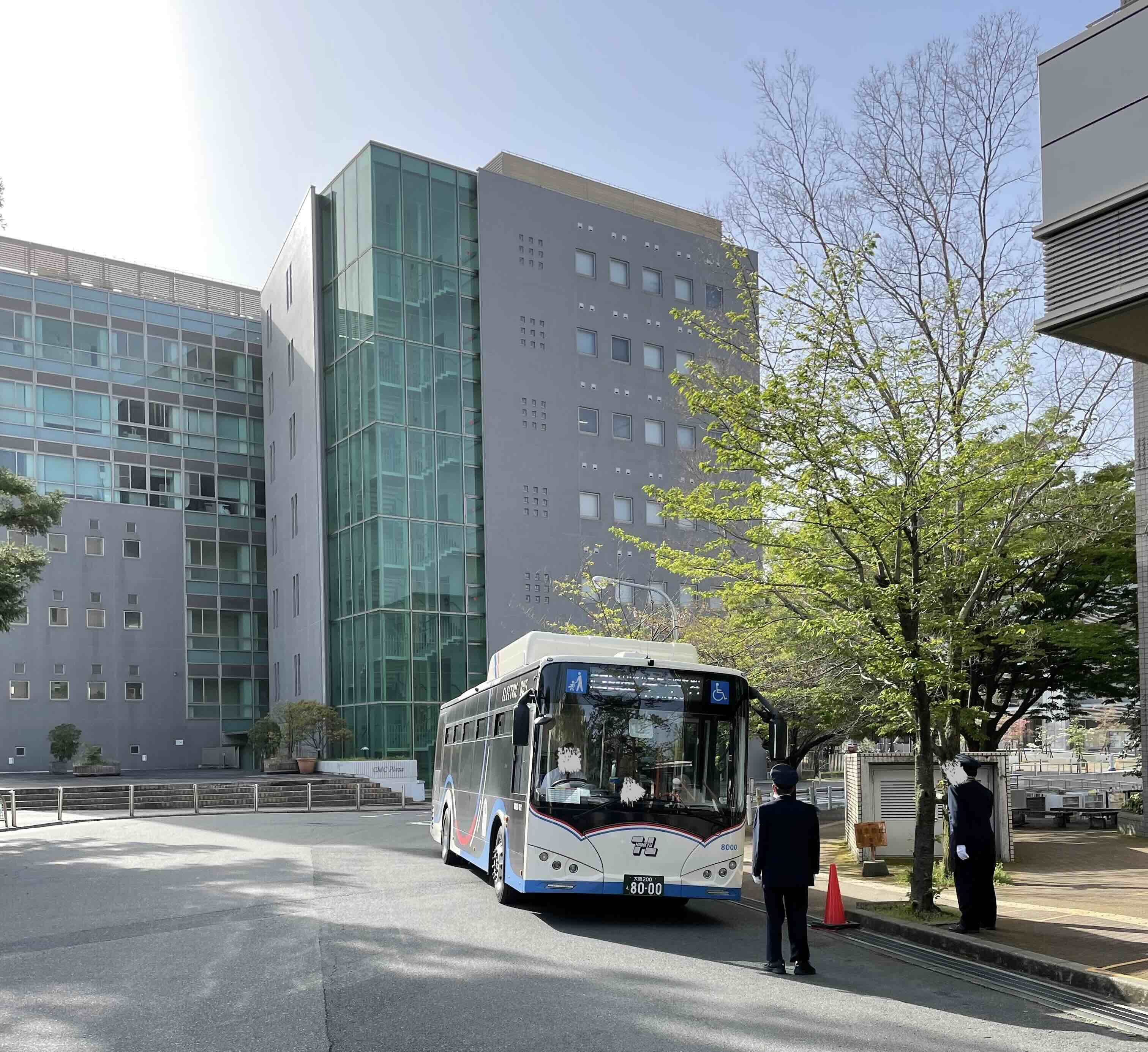 An intercampus shuttle bus (Sairi Bus) on campus